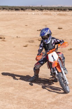 genç bir motosiklet üzerinde