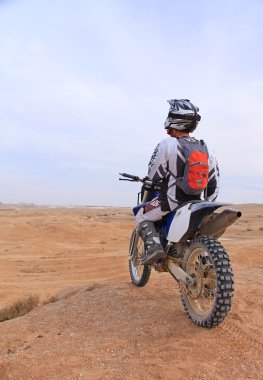 Çölde bir Motosiklet Racer