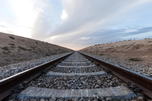 Caminho de ferro em terreno deserto — Fotografia de Stock