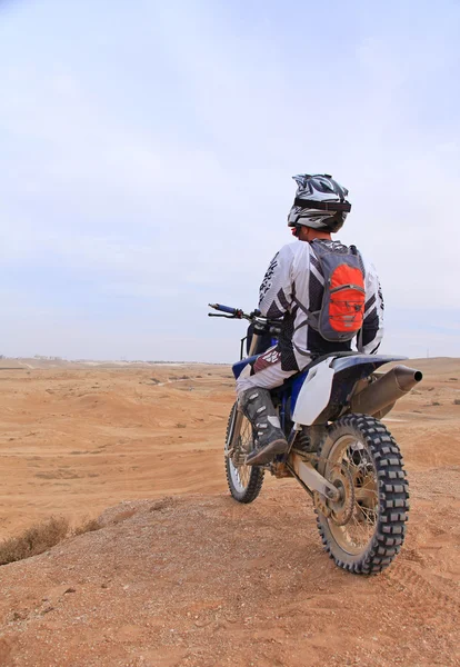 Corredor en una motocicleta en el desierto — Foto de Stock
