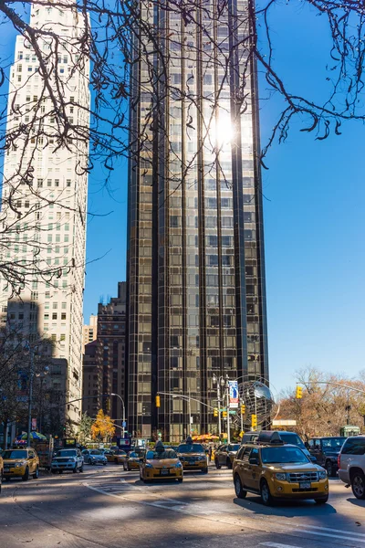 De gebouwen van de stad op de straten van new york dag — Stockfoto