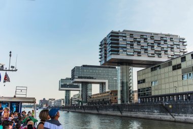 waterfront Köln üzerinde modern binaların görünümü.