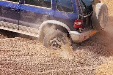 çöl kumları içinde sıkışmış racer