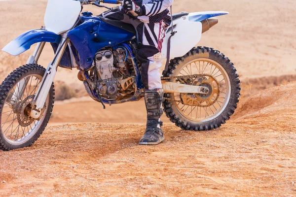 Rider op zijn motorfiets in de woestijn — Stockfoto