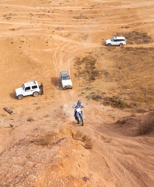 Carrera amateur en el desierto, día de verano . — Foto de Stock