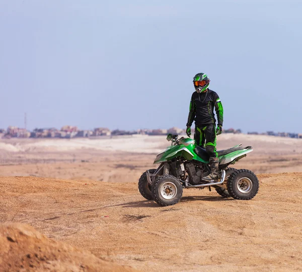 ATV piloto no deserto verão — Fotografia de Stock