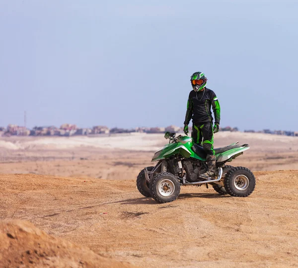 砂漠の夏に atv のライダー — ストック写真