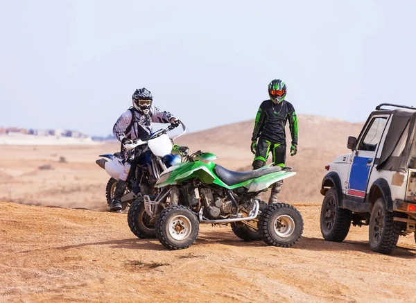 レースする準備ができて、砂漠でのバイクのライダー — ストック写真
