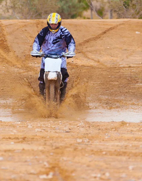 泥の中をバイクに乗るレーサー — ストック写真