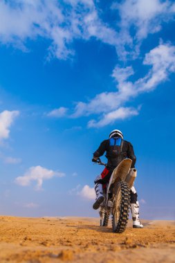 Çölde bir Motosiklet Racer