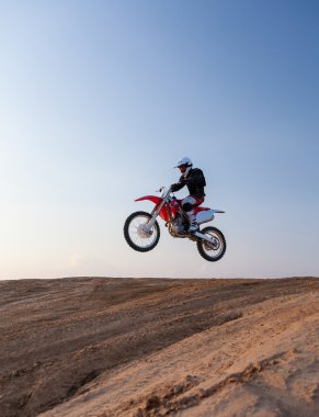 binici stunts çölde gerçekleştirir.