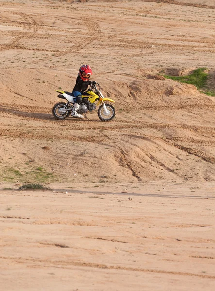 Menino piloto em uma motocicleta — Fotografia de Stock