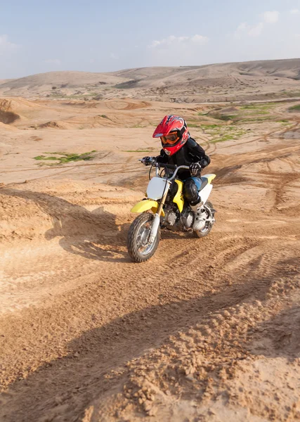 Junge Rennfahrer in der Wüste — Stockfoto