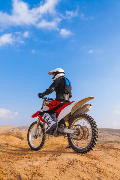 Racer on a motorcycle in the desert — Stock Photo, Image