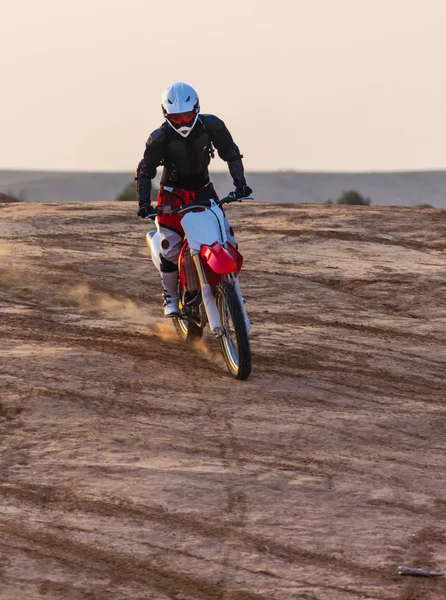 Staubiger Wüstenrennfahrer auf einem Motorrad — Stockfoto