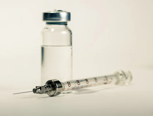 Syringe with vial of vintage processing — Stock Photo, Image