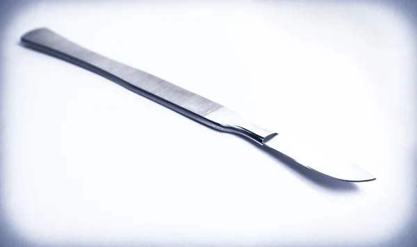 Scalpel chirurgical en moyenne — Photo