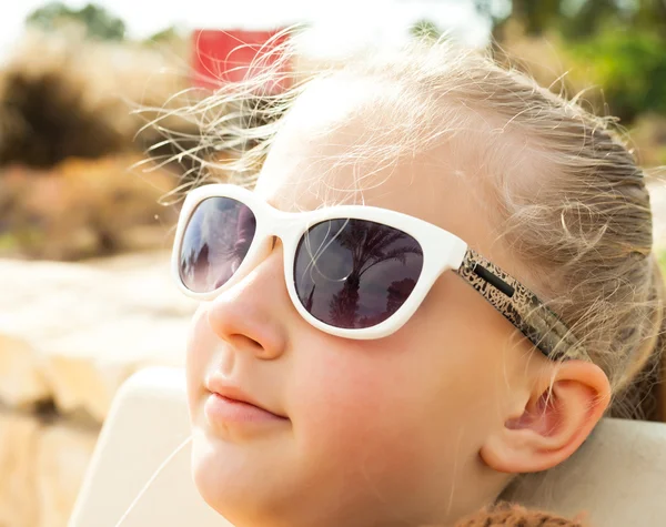 Retrato de uma menina loira bonita em óculos — Fotografia de Stock