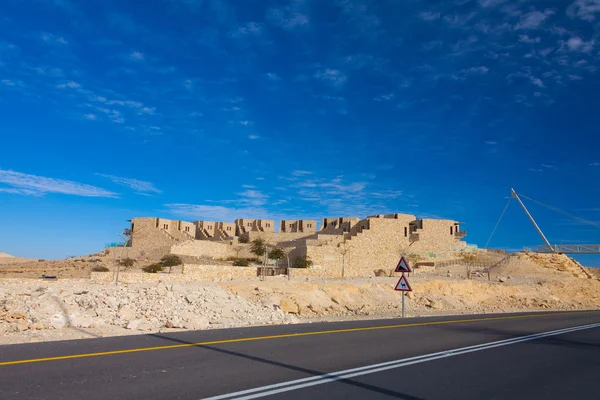 Città di sabbia nel deserto vicino alla strada — Foto Stock