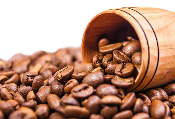 Свіжі кавові зерна в дерев'яній чашці — стокове фото