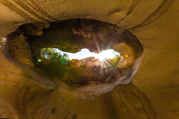 A luz entra na caverna — Fotografia de Stock