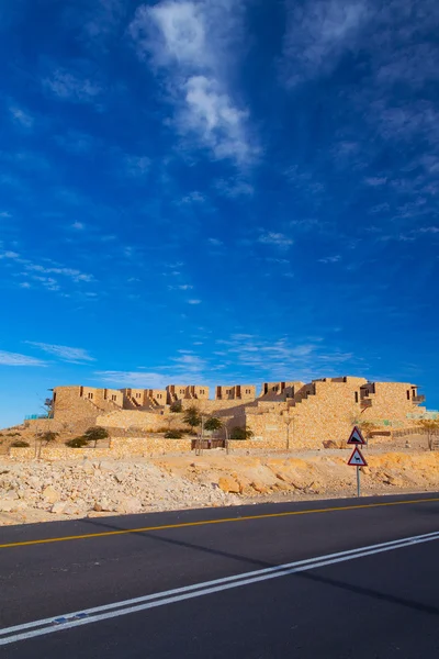 Cidade arenosa no deserto perto da estrada — Fotografia de Stock