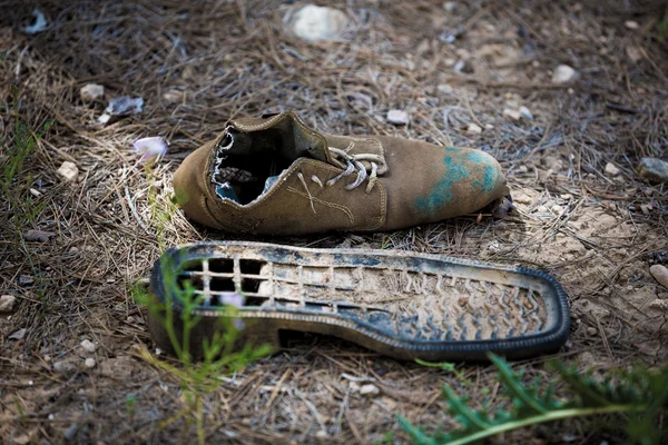 Eski yırtık ayakkabılar — Stok fotoğraf