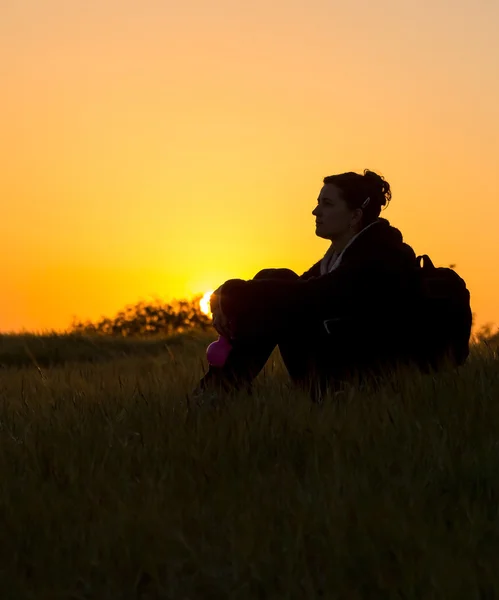 Meisje genieten van natuur bij zonsondergang — Stockfoto