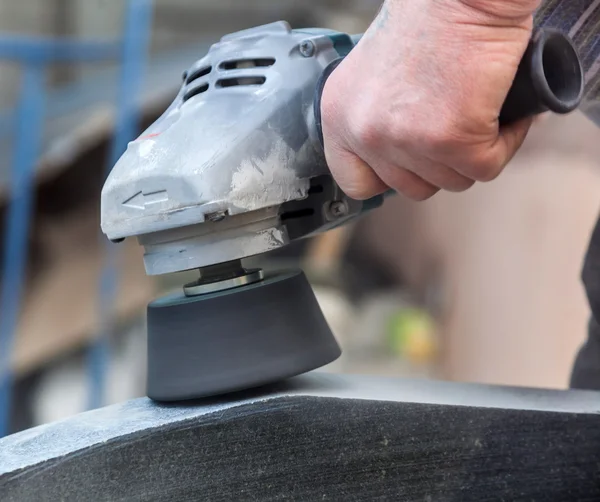 Arbeit mit poliertem Granitschleifer — Stockfoto