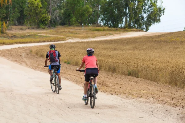 Ciclistas casal viajando — Fotografia de Stock