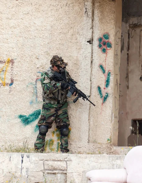 Hombre con un rifle —  Fotos de Stock