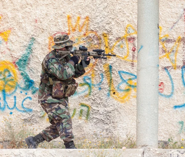 Soldiers with guns capture buildings — Stock Photo, Image