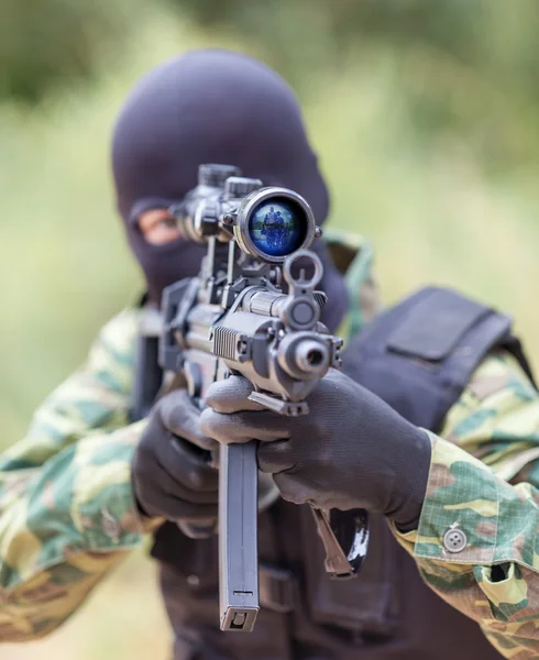 Soldado com uma óptica de mira de arma — Fotografia de Stock