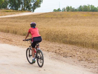 kadın bisikletçi yolda sürme