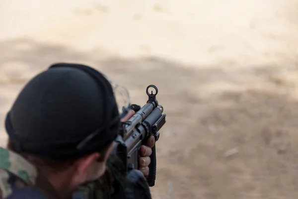 Terrorist holding at gunpoint — Stock Photo, Image