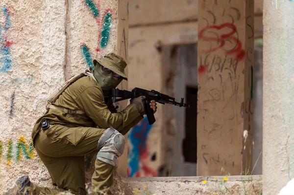 Hombre armado con un arma — Foto de Stock