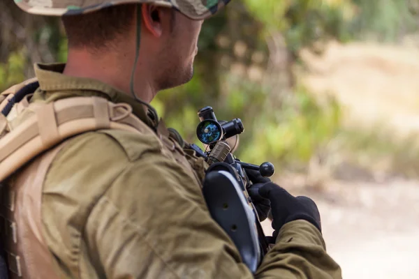 Voják s odstřelovací puška — Stock fotografie
