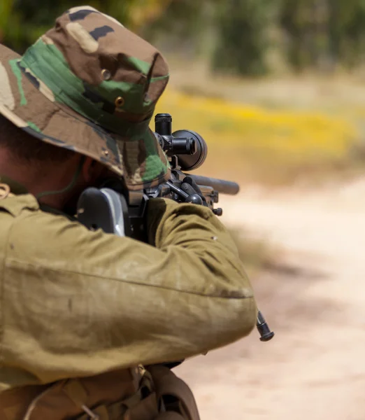 Soldat siktar med ett prickskyttegevär — Stockfoto