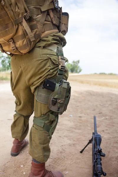 Soldier stands sniper rifle — Stock Photo, Image