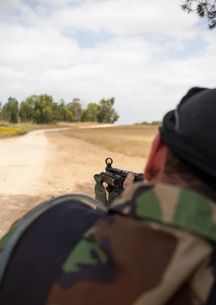 Væpnet mann med en pistol i hånden – stockfoto