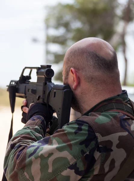 Armed man with a gun is holding at gunpoint — Stock Photo, Image