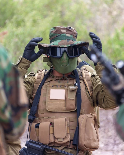 Soldado en uniforme completo — Foto de Stock