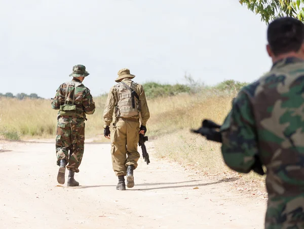 Walking militära vapen — Stockfoto