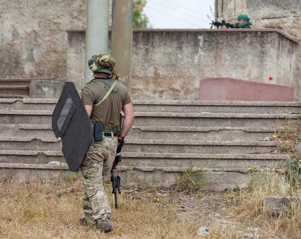 Среда с военным оружием — стоковое фото