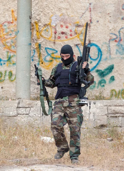 Uomo armato con una pistola — Foto Stock