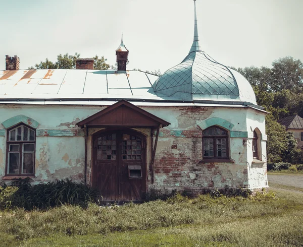 Velha casa abandonada — Fotografia de Stock