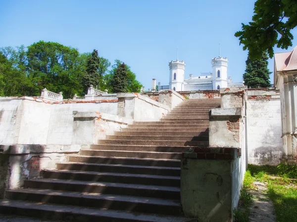 Escadas que levam a um castelo abandonado — Fotografia de Stock