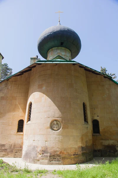 Terk edilmiş yan küçük kilise restore — Stok fotoğraf