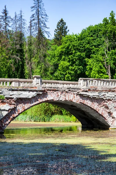 Paisaje viejo puente abandonado — Foto de Stock