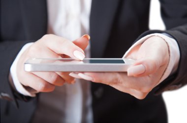 kadın elinde telefon